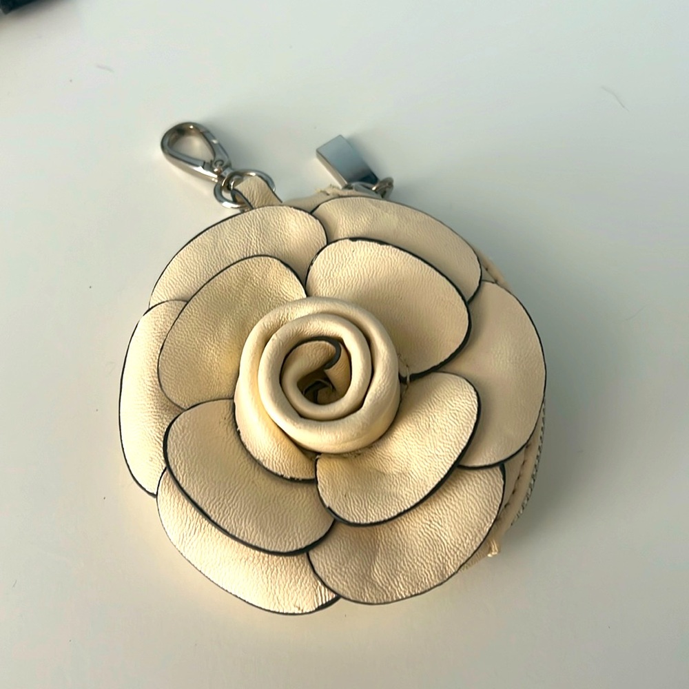 Flower wallet with clip